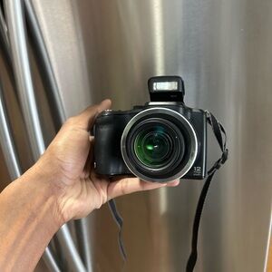 Used Kodak EasyShare Z980 12 Mp Digital with strap Camera Black  sd card